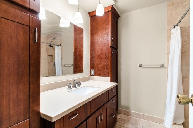 Building Photo - Utilities Paid! Modern 2 Bed Condo on the Water! Live by the Bay