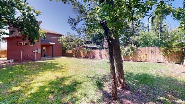 Building Photo - 105 Luther St