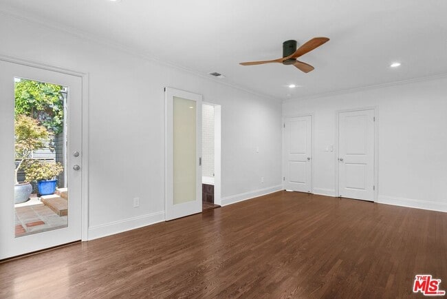 Building Photo - 619 S Sycamore Ave