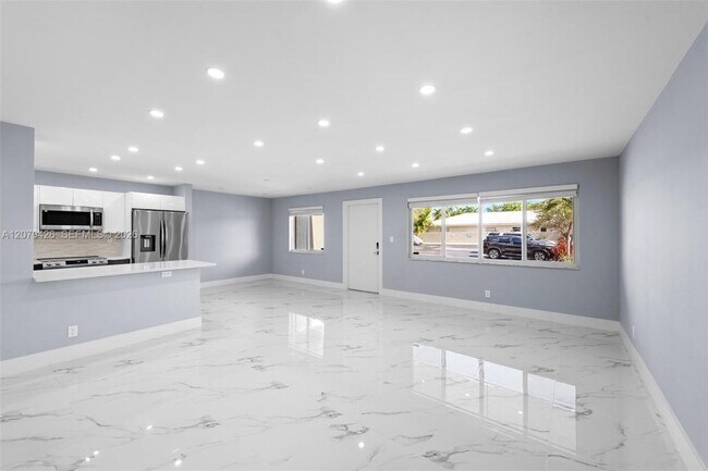 Building Photo - 1400 NE 54th St