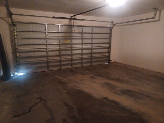Building Photo - 3/2 with laminate flooring throughout