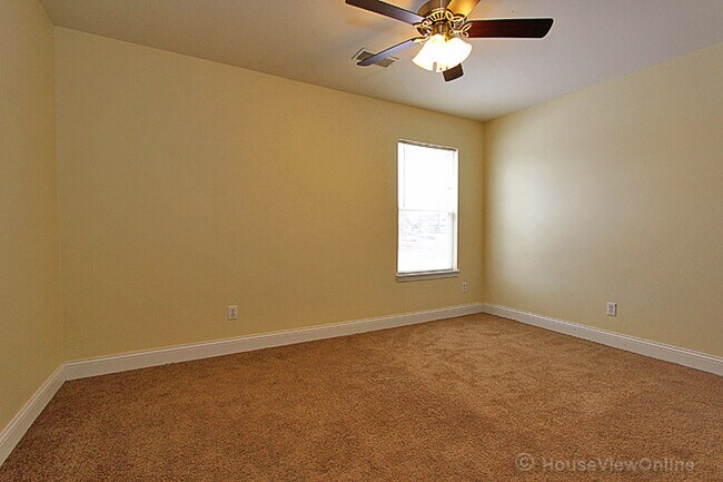 Building Photo - Founders Court 135/137