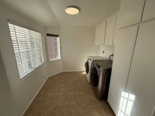 Building Photo - Spacious 3-Bedroom Stevenson Ranch Home with Downstairs Suite!