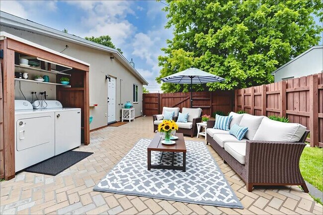 Building Photo - 1415 NE 25th St