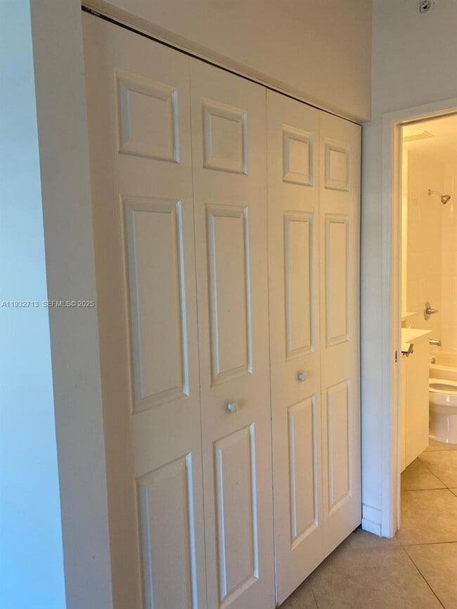 Building Photo - 8060 N Nob Hill Rd