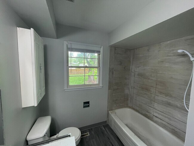 Building Photo - Beautiful 3 bedroom 1.5 bath waiting for you to call home .