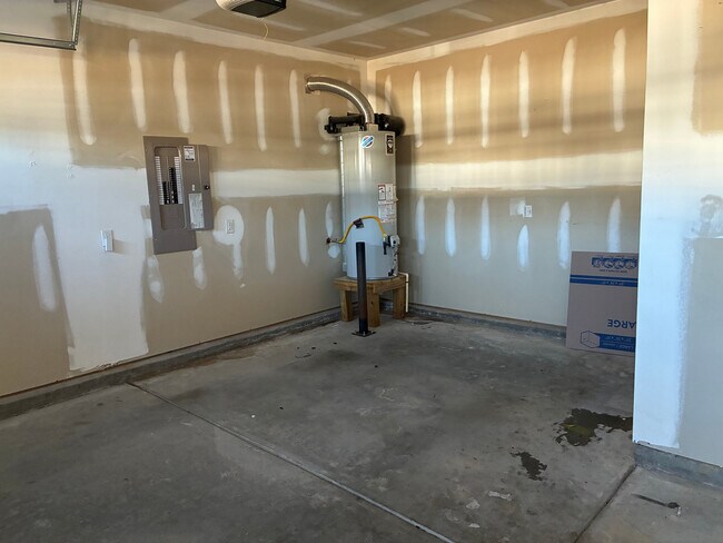 Building Photo - Room in House on Hopper Cir