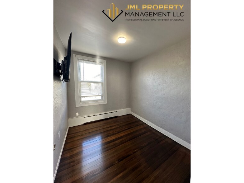 Building Photo - 58 Edgemond St