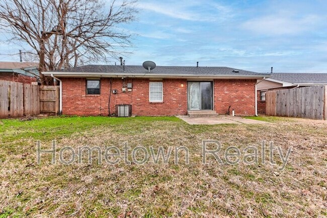 Building Photo - 1833 NE 51st St