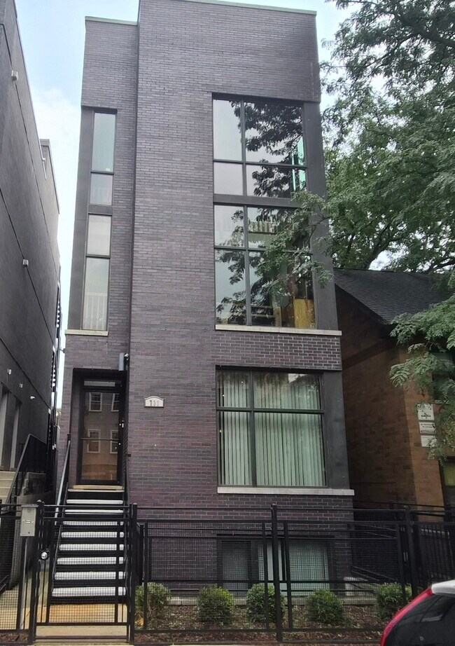 Building Photo - 731 N Elizabeth St