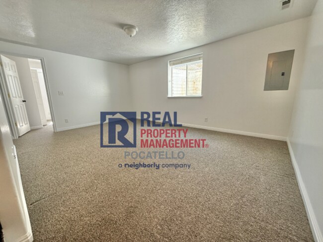 Building Photo - 5 Bedroom 3.5 Bath Duplex - 2 car garage