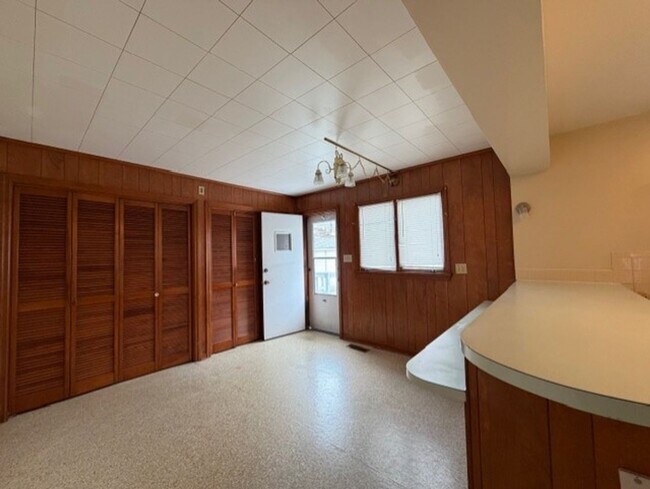 Building Photo - 22 - 22 1/2  Willis Ave