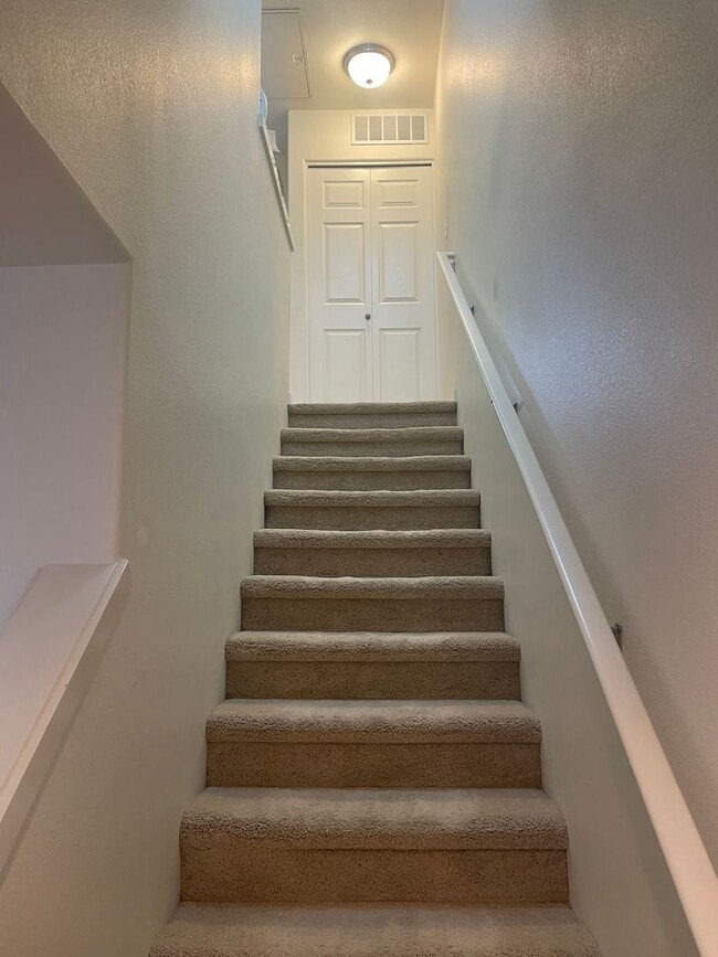Building Photo - Beautiful Murray Hills Condo Townhome Now ...