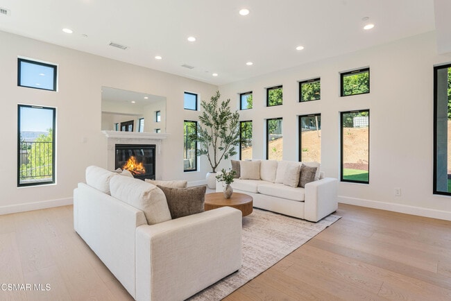 Building Photo - 252 Capri Dr