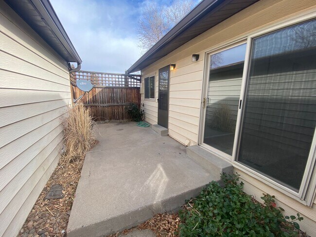 Building Photo - Spacious Aurora Townhome
