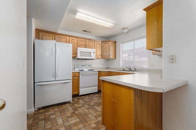 Building Photo - Spacious 3-Bedroom, 2.5-Bath Parkside Town...