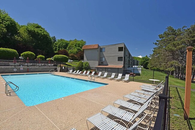 Building Photo - 107 Treetop Cir