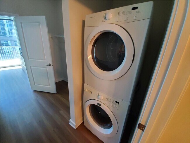 Building Photo - 400 W Peachtree St NW