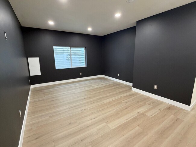 Building Photo - 4481 Iron Mountain Dr