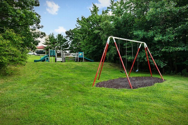 Building Photo - Two Bedroom Signature Style Apartment on t...