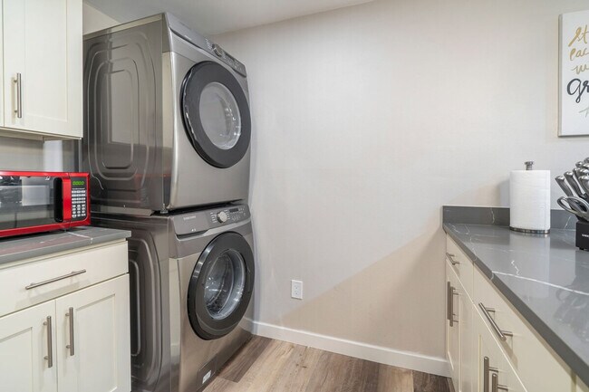 Building Photo - 3202 15th Ave W