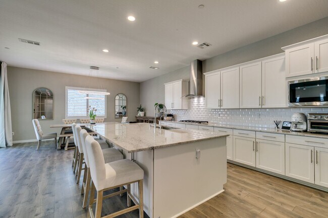 Building Photo - Luxury Rental with Mountain Views in Gated Henderson Community