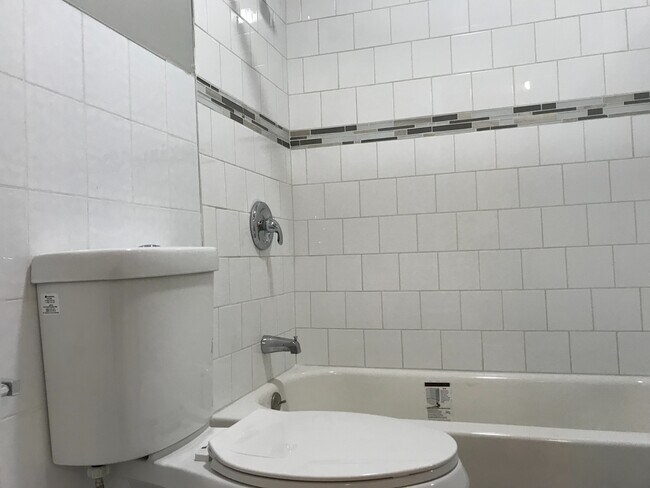 Building Photo - 452 Poplar St