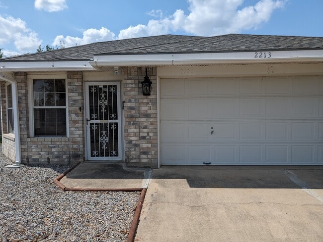 Building Photo - 2213 Lake View Dr