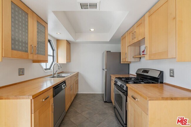 Building Photo - 1750 N Harvard Blvd