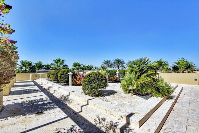 Building Photo - 1551 N Flagler Dr