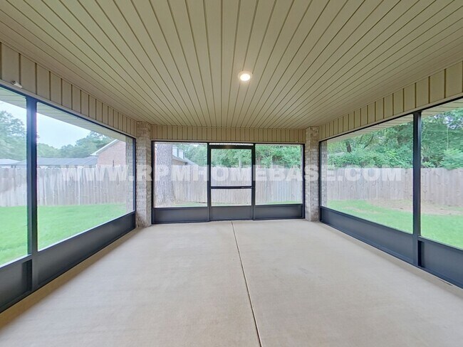 Building Photo - 5820 Crestlake Dr