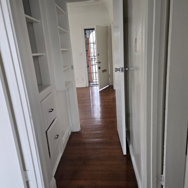 Building Photo - 833 N Formosa Ave