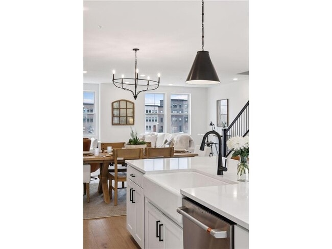 Building Photo - 870 Mount Curve Blvd