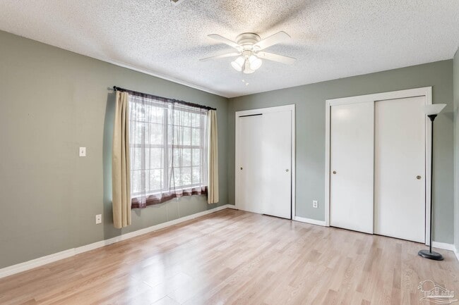 Building Photo - 6910 Heather Oaks Dr