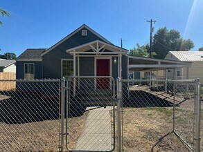 Building Photo - Newly Remodeled!