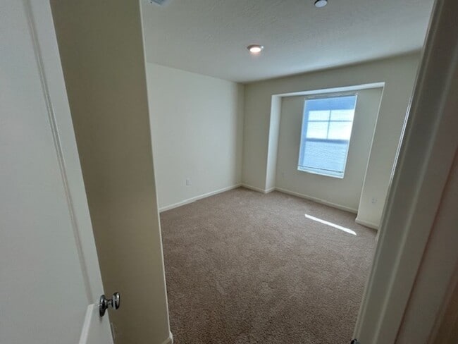 Building Photo - 1902 W Meadow Ct