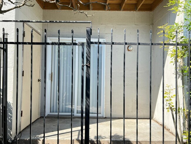 Building Photo - 2425 Augusta Dr