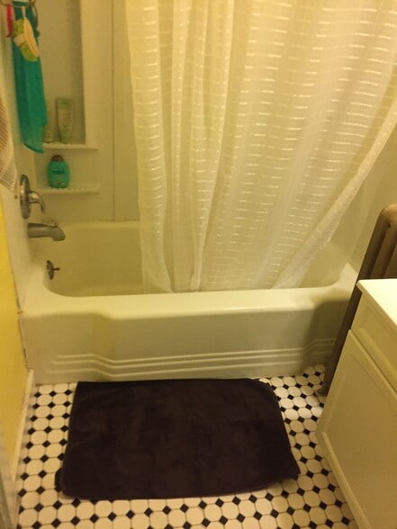 Bathroom - 1041 Jenifer St
