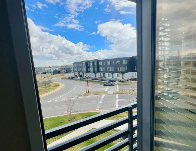 Building Photo - 2 Master Suites Townhome 2 Car Garage