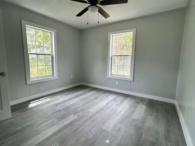 Building Photo - Gorgeous 4 bed 2 bath home!