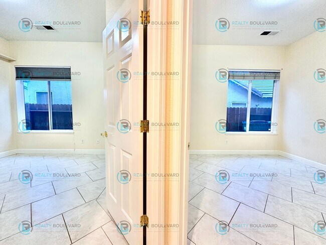 Building Photo - Beautiful 3 Bedroom, 2Bath, 3 Car Garage home in South Reno With Large Back Yard and Hot Tub!