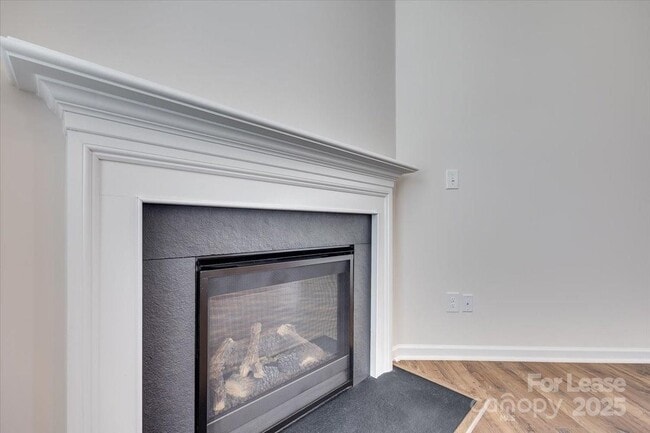 Building Photo - 587 King Clover Ln