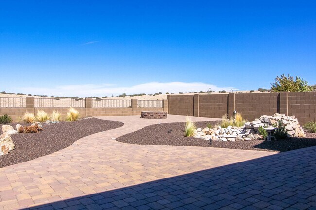 Building Photo - Two Bedroom Plus Den Home in Granite Dells Estates