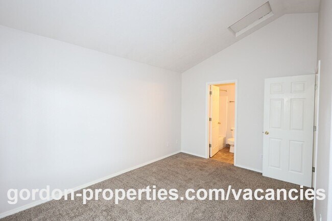 Building Photo - SUMMER SPECIAL: NE Halsey St - Gresham 2 bedroom townhouse with den/office