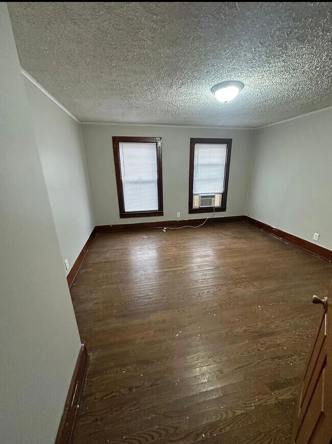 Building Photo - 605 N Detroit St