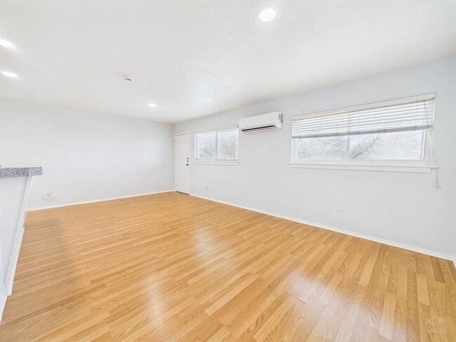 Building Photo - 304 E 33rd St