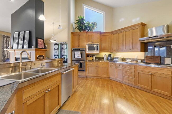 Building Photo - Beautiful, 5-Bedroom, Spacious, Damascus Home with Incredible Views