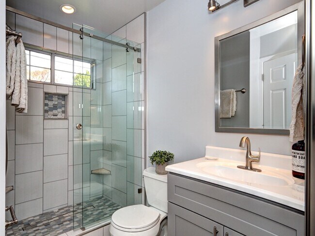 Building Photo - 1545 Walnut Grove Ave