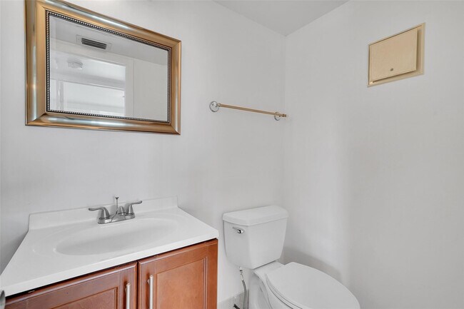 Building Photo - 486 Fanshaw L