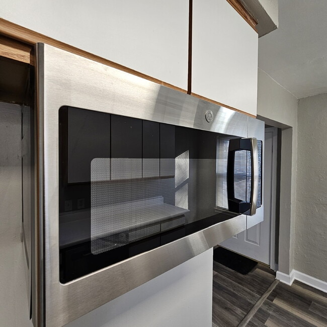 Building Photo - 3 Bedroom, 1 Bath Ranch w/ Fresh Updates Throughout. Spacious Living Room w/ New Laminate Floorin...